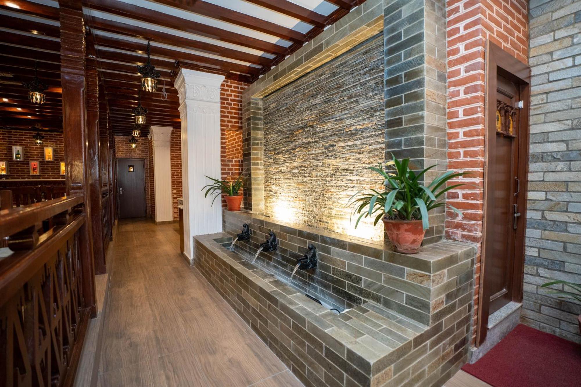 Airport Himalaya Boutique Hotel 加德满都 外观 照片